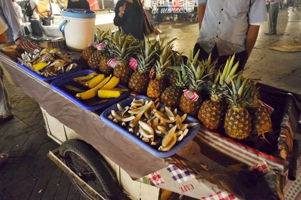 marrakesh marrakech marakesz ryanair tanie loty cheap flights budget airport morocco medina old town market bazaar souk suk rooftop danger tiny alley blind street zafo marocmama buy carpet rug rugs iranian cotton landscape nightscape light at night fotograf photographer fruit vege smoothie diet juicy juice pussy