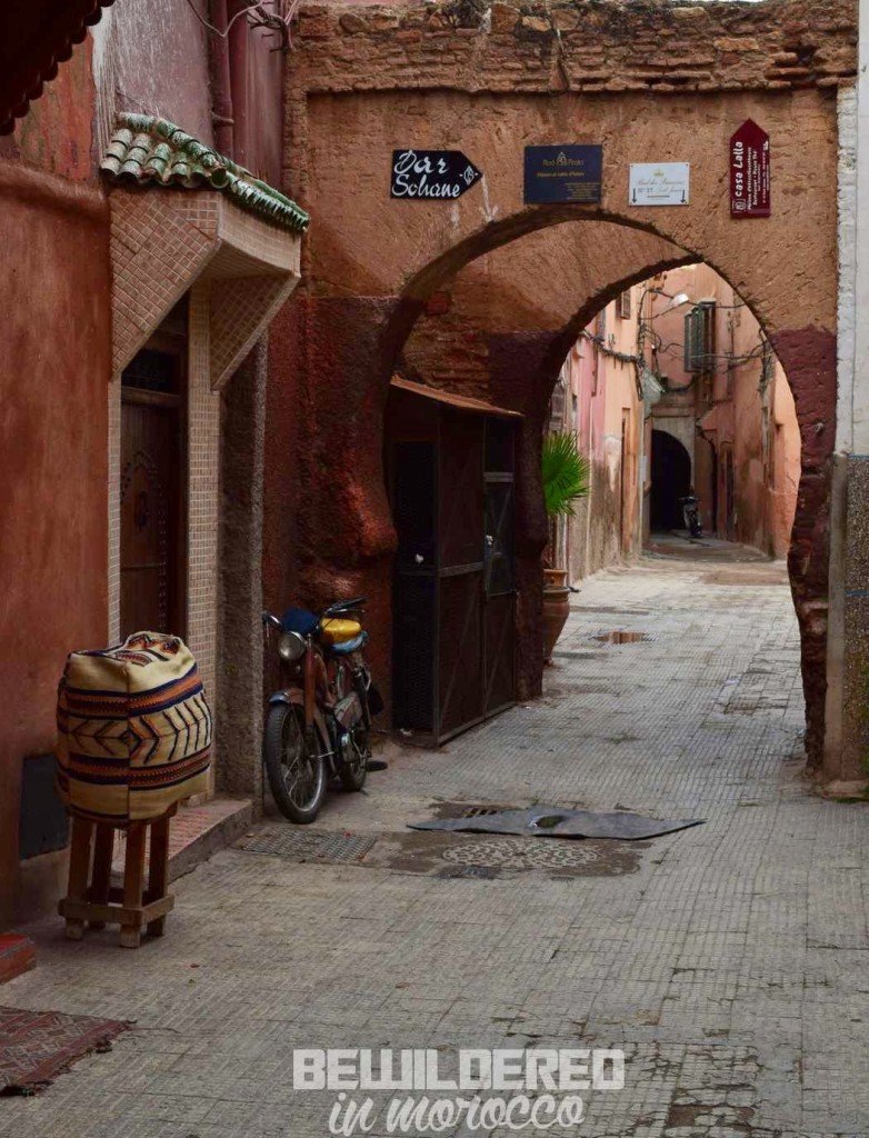 marrakesh marrakech marakesz ryanair tanie loty cheap flights budget airport morocco medina old town market bazaar souk suk rooftop danger tiny alley blind street zafo