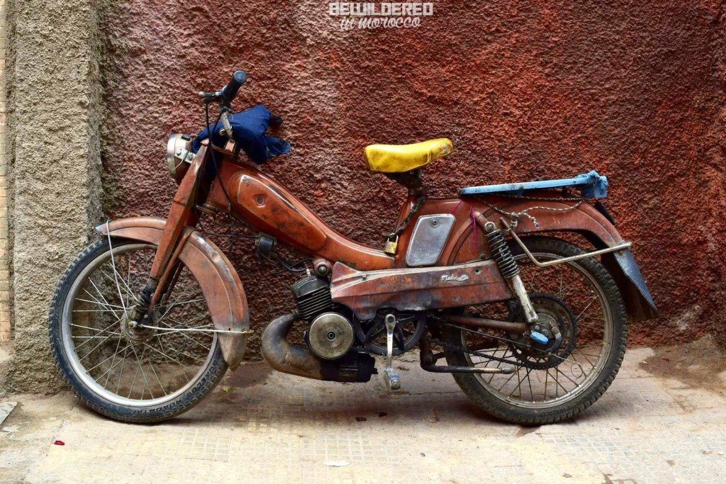 marrakesh marrakech marakesz ryanair tanie loty cheap flights budget airport morocco medina old town market bazaar souk suk rooftop danger tiny alley blind street zafo tuctuc docket motorbike motorynka komarek