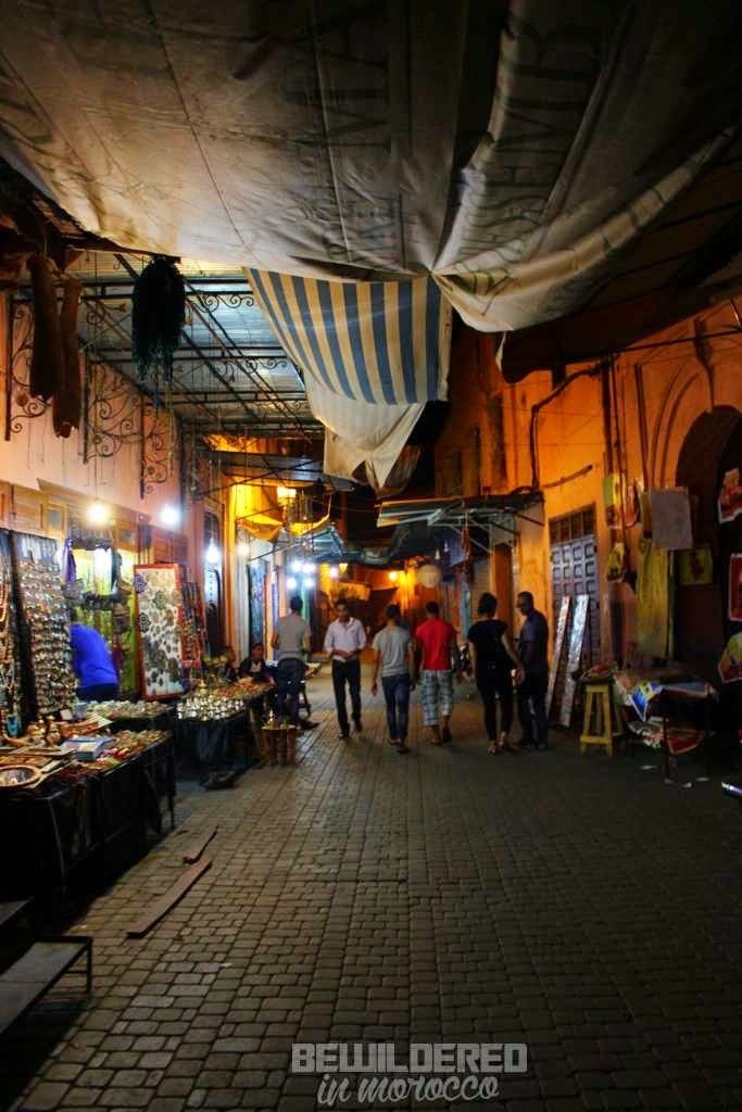 marrakesh marrakech marakesz ryanair tanie loty cheap flights budget airport morocco medina old town market bazaar souk suk rooftop danger tiny alley blind street zafo marocmama buy carpet rug rugs iranian cotton landscape nightscape light at night fotograf photographer