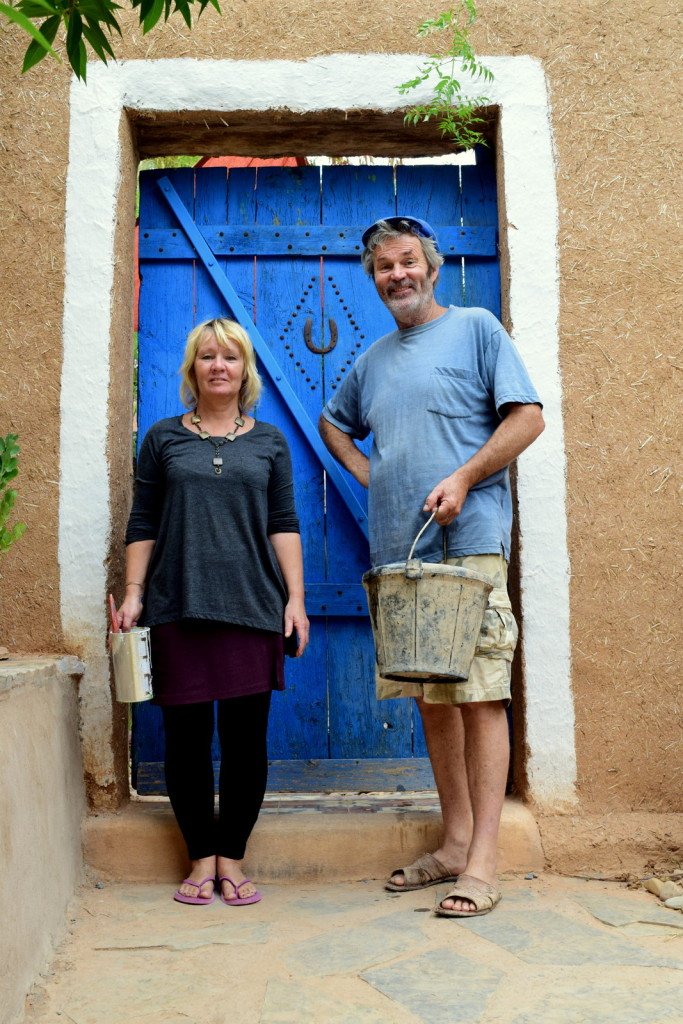  ride to the nomads. palm oasis moroccan sahara western bungalow door wooden paint muddy mud house home lepianka afryka africa masai berber touareg nomad nomadic digital travel van life westfalia busem przez swiat hollycow what anna wears