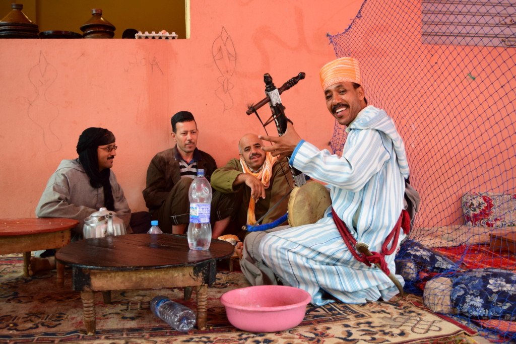 sundunes experience sunset desert sahara camel trek cheap trip american expat in morocco guide cheating rip off money prostitution child abuse cute girl beautiful arab animal palm walk blogger what anna wears outfit paula jagodzinska gym hero hollycow travelling travelette klub polek bewildered in morocco arranged marriage nomad touareg young bride motorbike tuctuc tent berber melhfa halal muslim hijab hijabista fashionista bota gaz singer guitar music cafe lazy chillout men