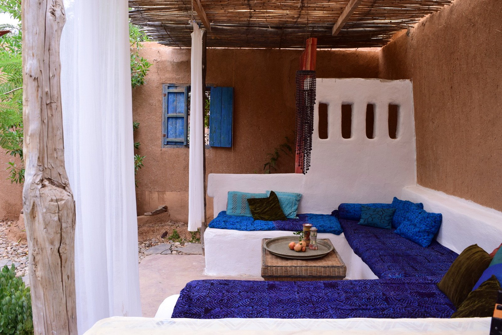 moroccan architecture design maroc houses home maison d'hote guesthouse sahara marokanski dom riad dar caliph's house rooftop cafe patio loggia vouge ikea swedish