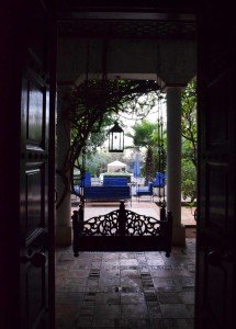 swing huśtawka tahr shah moroccan architecture design maroc houses home maison d'hote guesthouse sahara marokanski dom riad dar caliph's house rooftop cafe patio loggia vouge ikea swedish