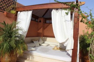 moroccan architecture design maroc houses home maison d'hote guesthouse sahara marokanski dom riad dar caliph's house rooftop cafe patio loggia vouge ikea swedish