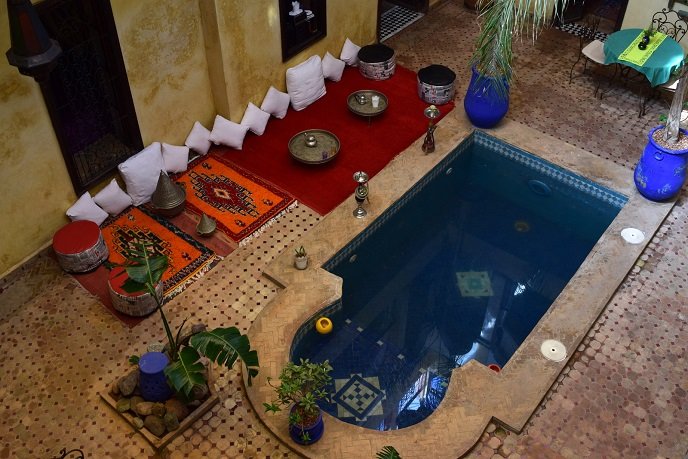 moroccan architecture design maroc houses home maison d'hote guesthouse sahara marokanski dom riad dar caliph's house rooftop cafe patio loggia vouge ikea swedish